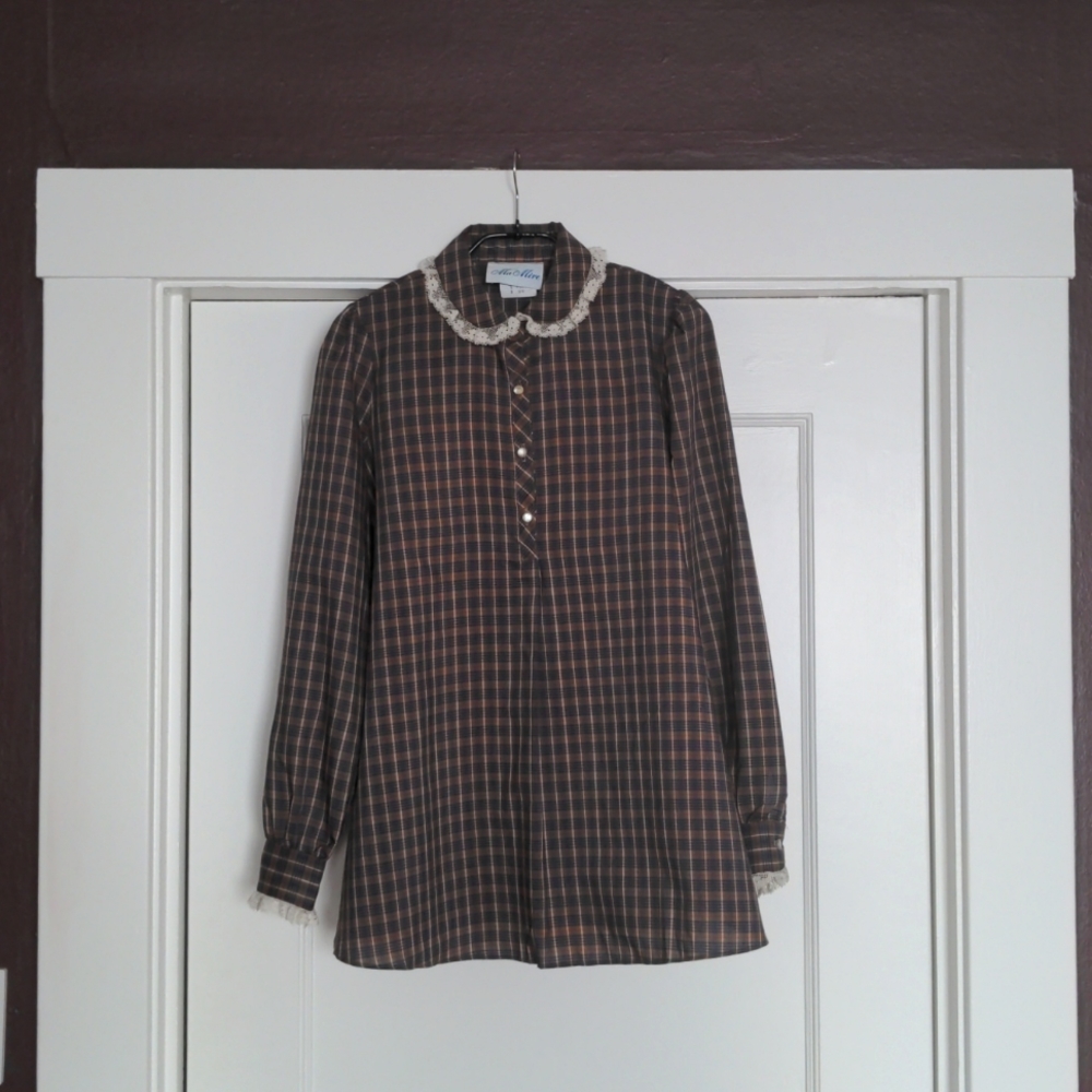 Vintage shirt with ruffle collar and sleeve details. Fits size small-mediun